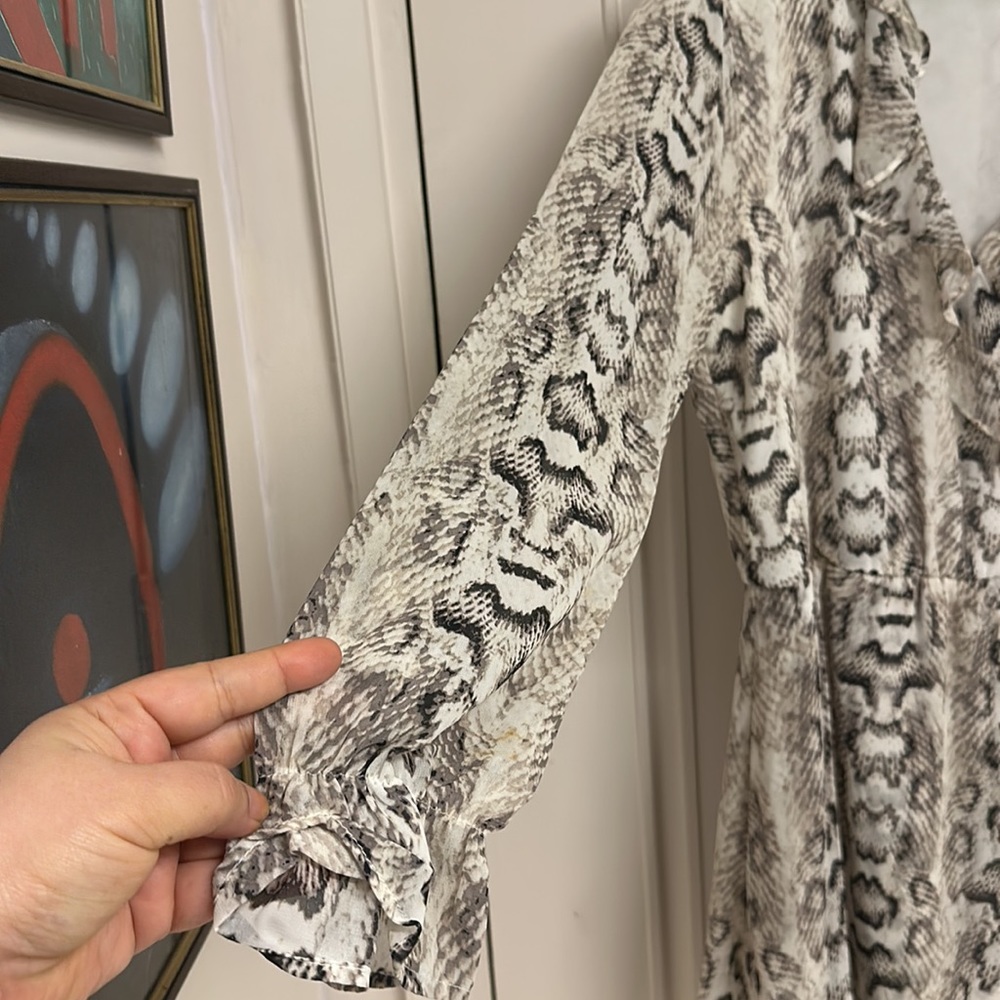 H&M Animal Print dress with matching lining  in B&W with Vneck ! SIze 14! - Picture 6 of 10